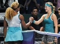 女子テニス、WTAツアー選手権（BNP Paribas WTA Championships - Singapore 2014）4日目。試合後、ユージェニー・ブシャール（Eugenie Bouchard、右）と握手を交わすセレーナ・ウィリアムス（Serena Williams、2014年10月23日撮影）。(c)AFP/ROSLAN RAHMAN