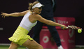 女子テニス、カタール・トータル・オープン（Qatar Total Open 2013）は15日、カタールのドーハ（Doha）でシングルス準々決勝が行われ、大会第10シードのカロリーネ・ボズニアツキ（Caroline Wozniacki、デンマーク）は2-6、5-7で第4シードのアニエスカ・ラドワンスカ（Agnieszka Radwanska、ポーランド）に敗れた。

リターンを打つカロリーネ・ボズニアツキ（2013年2月15日撮影）。(c)AFP/AL-WATAN DOHA/KARIM JAAFAR