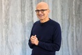 米ワシントン州レドモンドのマイクロソフト本社で、検索エンジン「Bing」へのAI搭載に関する発表を行うサトヤ・ナデラ最高経営責任者（2023年2月7日撮影）。(c)Jason Redmond / AFP