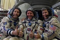 ロシア・モスクワ郊外のガガーリン宇宙飛行士訓練センターで訓練を受ける（左から）フランスのトマ・ペスケ、ロシアのオレグ・ノビツキー、米国のペギー・ウィットソン各飛行士（2016年10月25日撮影）。(c)AFP/Kirill KUDRYAVTSEV
