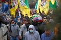 ヨルダン川西岸ラマラ近郊の村で、イスラエル軍に銃撃され死亡したアリ・アイマン・ナスル・アブ・アリヤ君の遺体を運ぶ葬儀参列者ら（2020年12月5日撮影）。(c)ABBAS MOMANI / AFP