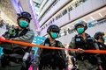 香港のショッピングセンターで、香港国家安全維持法に抗議するデモを解散させるため出動した機動隊（2020年7月6日撮影）。(c)ISAAC LAWRENCE / AFP
