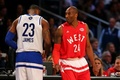 NBAオールスターゲーム2016。試合前に言葉を交わすクリーブランド・キャバリアーズのレブロン・ジェームズとロサンゼルス・レイカーズのコービー・ブライアント（2016年2月14日撮影）。(c)AFP/Getty Images/Elsa