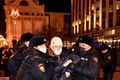 ロシアの首都モスクワで、反戦デモ参加者を拘束する警察官（2022年2月24日撮影）。(c)Alexander NEMENOV / AFP