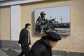春の徴兵に合わせて貼り出された軍のポスター。ロシア・モスクワ市内で（2024年4月2日撮影）。(c)NATALIA KOLESNIKOVA / AFP