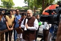 インドの首都ニューデリーにある国会議事堂に到着した、同国のアミト・シャー内相（2019年8月5日撮影）。(c)AFP/Prakash SINGH