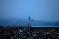 東日本大震災の発生から1か月が過ぎた被災地。写真は宮城県気仙沼市で、教会があった場所に立つ木の十字架（2011年4月22日撮影）。(c)AFP/YASUYOSHI CHIBA

&lt;a href=&quot;http://www.afpbb.com/article/disaster-accidents-crime/disaster/2790111/6954516&quot;&gt;&lt;b&gt;【写真特集】地震に襲われた各地の様子&lt;/b&gt;&lt;/a&gt;
