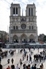 フランス・パリのノートルダム大聖堂を訪れる観光客（2024年10月21日撮影）。(c)Ludovic MARIN / AFP