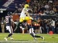 19NFL第1週、シカゴ・ベアーズ対グリーンベイ・パッカーズ。相手選手をかわすグリーンベイ・パッカーズのジミー・グラハム（中央上、2019年9月5日撮影）。(c)Nuccio DiNuzzo/Getty Images/AFP