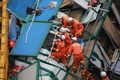 中国広東省東莞市の巨大クレーンが倒壊した建設現場で救助活動を行う救助隊（2016年4月13日撮影）。(c)AFP