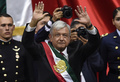 メキシコの首都メキシコ市の議会で就任宣誓を終えて手を振るアンドレス・マヌエル・ロペスオブラドール大統領（2018年12月1日撮影）。(c)Alfredo ESTRELLA / AFP