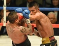 ボクシング、WBA世界スーパーフェザー級タイトルマッチ12回戦。イスラエル・ペレス（Israel Perez、左）と対戦する内山高志（Takashi Uchiyama、2014年12月31日撮影）。(c)AFP/Toru YAMANAKA