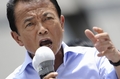 都内で演説する麻生太郎（Taro Aso）首相（2009年8月18日撮影、資料写真）。(c)AFP/Kazuhiro NOGI