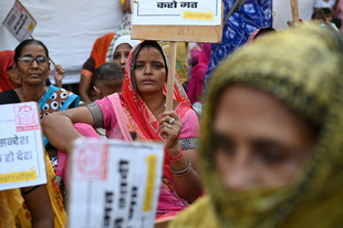 インドで児童婚取り締まり開始、初日に2044人逮捕