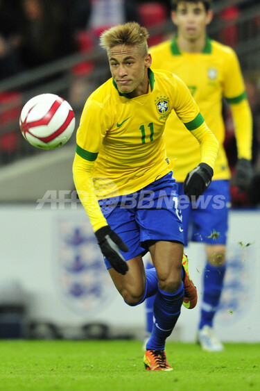 W杯優勝を目指すブラジル代表に向上を求めるネイマール 写真2枚 国際