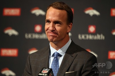 マニングが涙の引退会見、NFL史に残るQBキャリアに終止符 写真8枚 国際