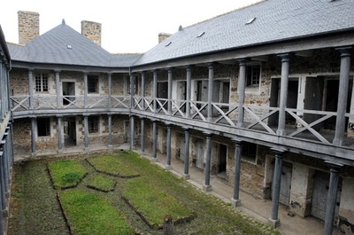 売りに出される旧刑務所、 フランス