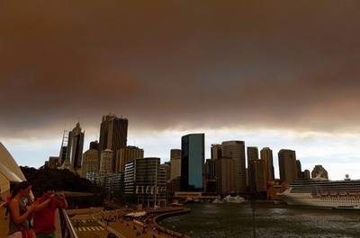 豪南東部で山火事、暗雲に覆われるシドニー