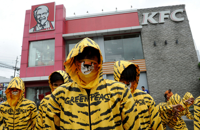 「トラ」の一団がKFCに抗議、フィリピン・マニラ