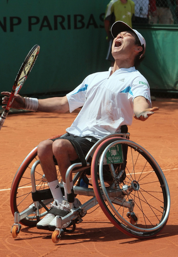 国枝が車いすの部で3連覇、全仏オープン