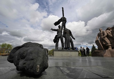 キーウ市、ウクライナ・ロシア友好の像解体