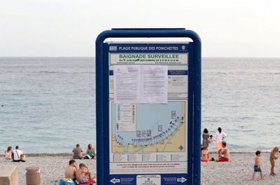 女性のブルキニ脱がす？警官の写真、仏の宗教論争に拍車