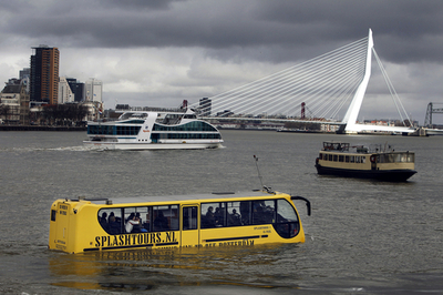 川を渡る水陸両用バス、オランダ