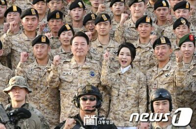 韓国大統領夫妻、UAEで韓流ドラマのモチーフ部隊訪問