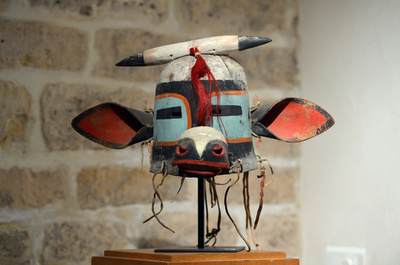 アメリカ先住民の神聖なマスクや髪飾り、 抗議の中パリで競売へ