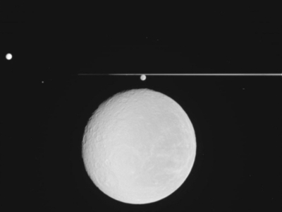 土星探査機カッシーニ、「氷の衛星」レアに接近 NASA