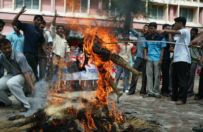 工場賛成派数千人が抗議活動、印タタ｢ナノ｣工場の移転発表を受け