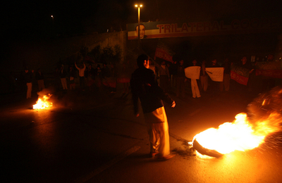 自爆攻撃で26人死亡、パキスタン北西部