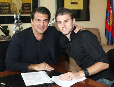 バルセロナ エンリケ・アドリアーノ・ブスを獲得