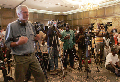 ジンバブエ当局、外国人記者2人を拘束　無許可取材で