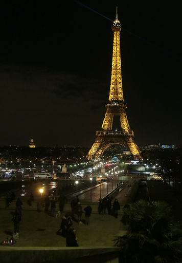 仏パリ上空に正体不明の無人機5機、治安筋