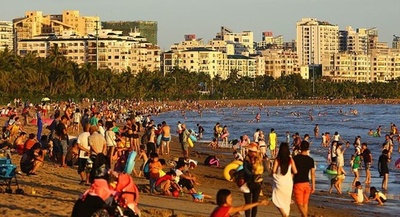 「避寒」目的で中国海南省三亜市に観光客が殺到