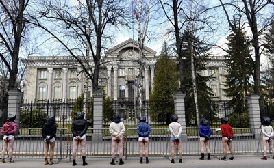 ロシア兵のウクライナ女性集団レイプに抗議 フィンランド