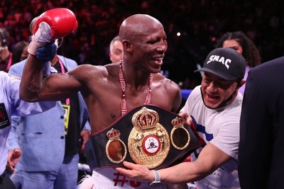 ウガス、パッキャオを判定で撃破 WBAウエルター級防衛