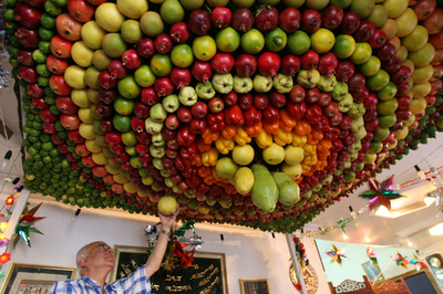 カラフルな果物で準備は万端、ユダヤ教の祭り「仮庵祭」