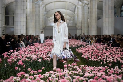 ピナ・バウシュの舞台から着想、「トリー バーチ」18/19年秋冬