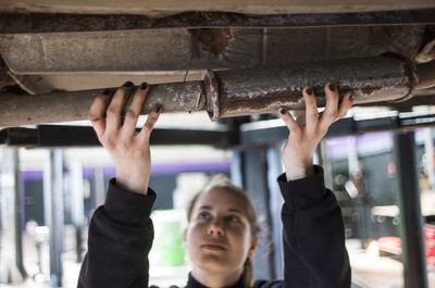マニキュアしながら修理待ち、女性向け自動車工場 仏パリ