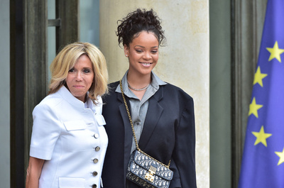 妖精ドレスからパンツスーツまで変幻自在なリアーナ・スタイル