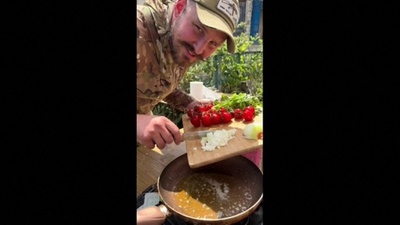 字幕:戦場の料理人、ウクライナ兵インフルエンサーの「勝利のレシピ」