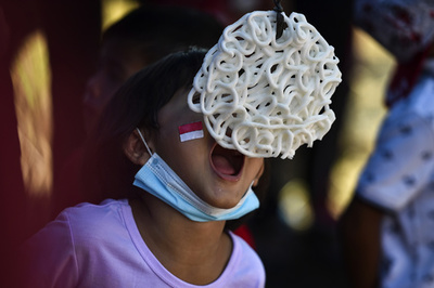 【今日の1枚】真剣勝負！ インドネシアの独立記念日