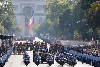 仏、革命記念日の軍事パレード 五輪開催に向けイベントも