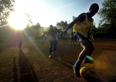 サッカークラブに癒しを求めるケニアスラムの子どもたち