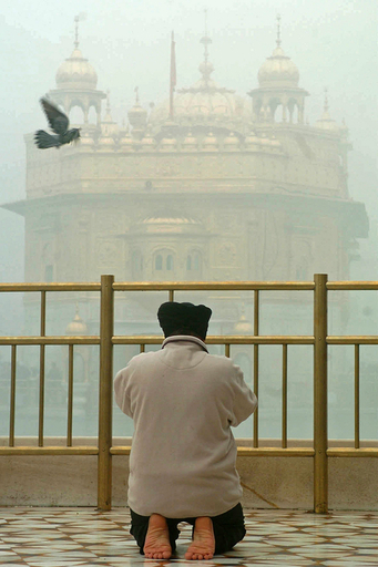 ＜世界の2007年＞霧の黄金寺院、祈りを捧げるシーク教徒 - インド