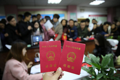 「復縁できて幸せ」 覚せい剤依存症のリハビリセンターで結婚式