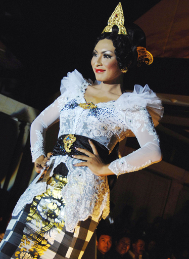 インドネシアで性転換者らの美人コンテスト