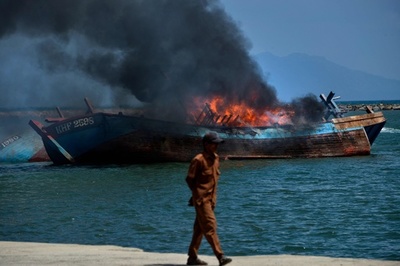 インドネシア、違法外国漁船を焼却処分
